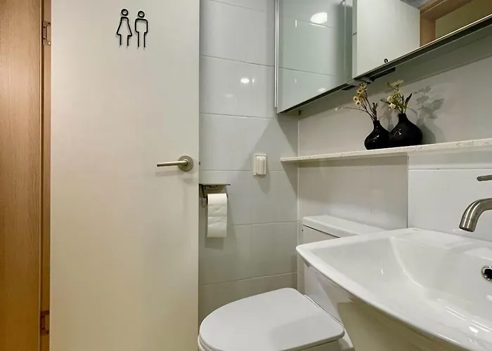 Jay House Near Cheonho Subway Line 5, 8 Apartment