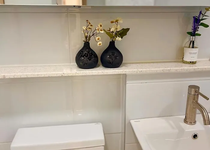 Jay House Near Cheonho Subway Line 5, 8 Apartment