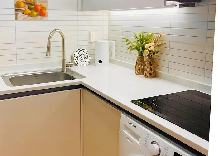 Jay House Near Cheonho Subway Line 5, 8 Apartment